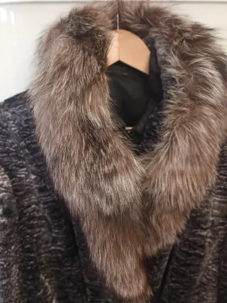 Chaquetón de pelo gris con cinturón