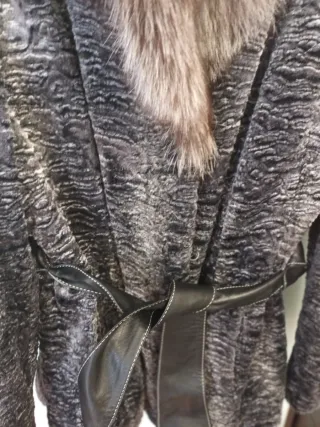 Chaquetón de pelo gris con cinturón