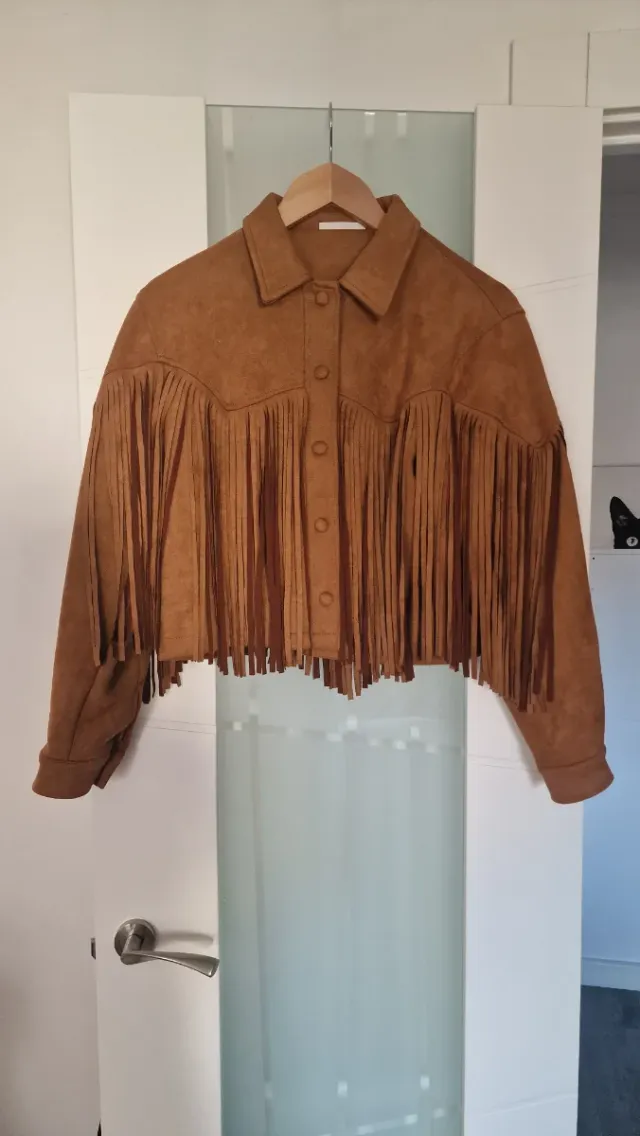 Chaqueta corta marrón con flecos