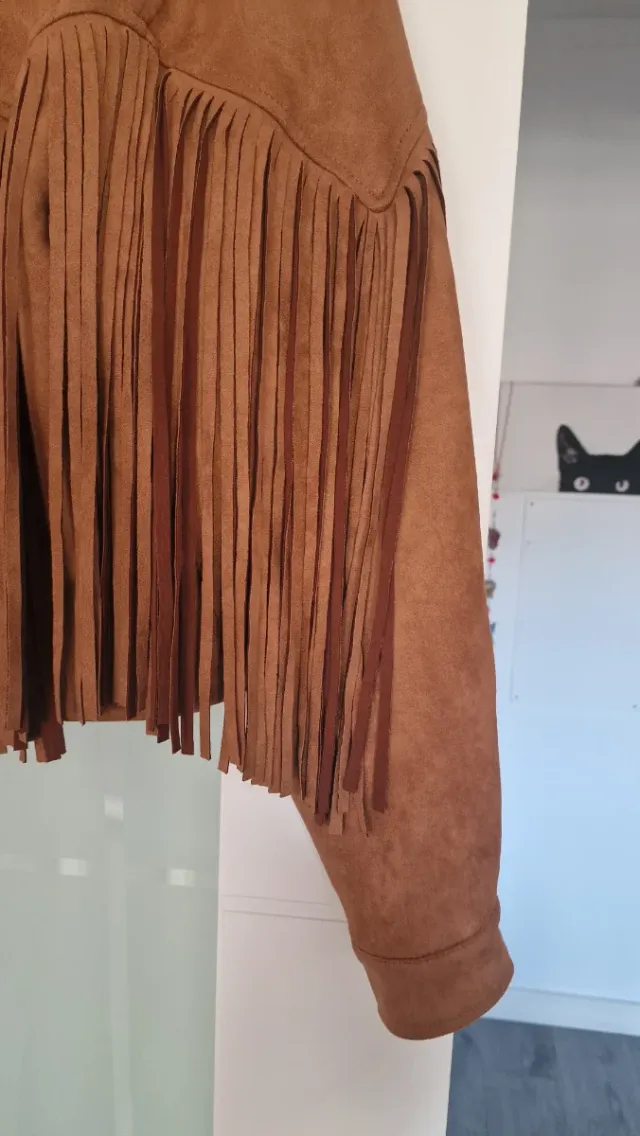 Chaqueta corta marrón con flecos