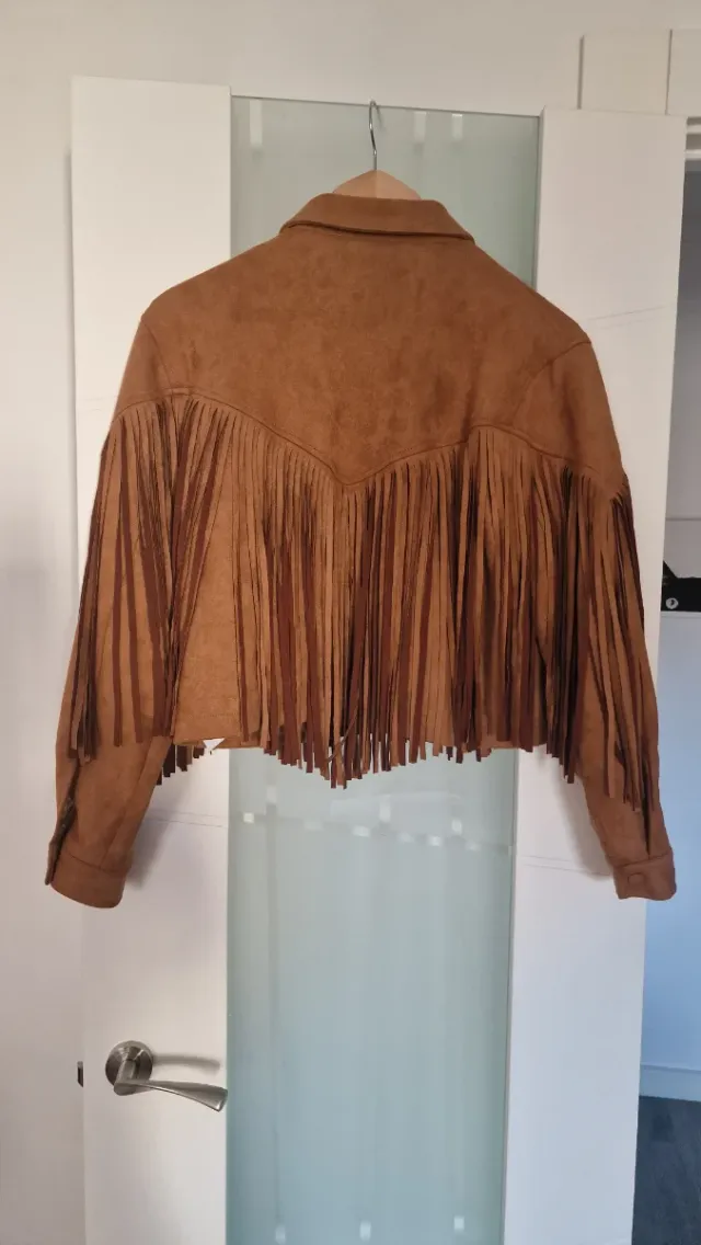 Chaqueta corta marrón con flecos
