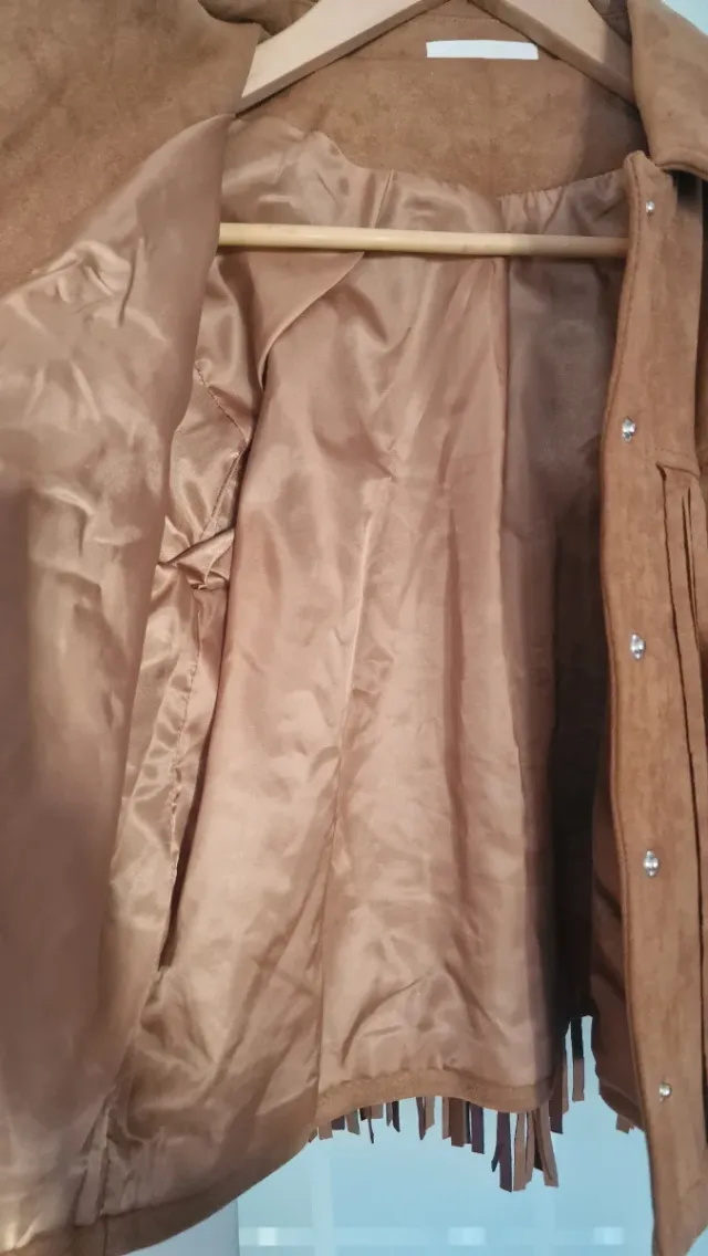 Chaqueta corta marrón con flecos