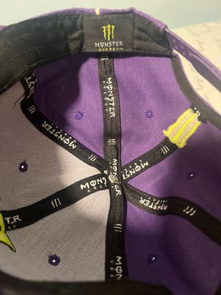 Gorra Monster Energy Púrpura Rayas Blancas