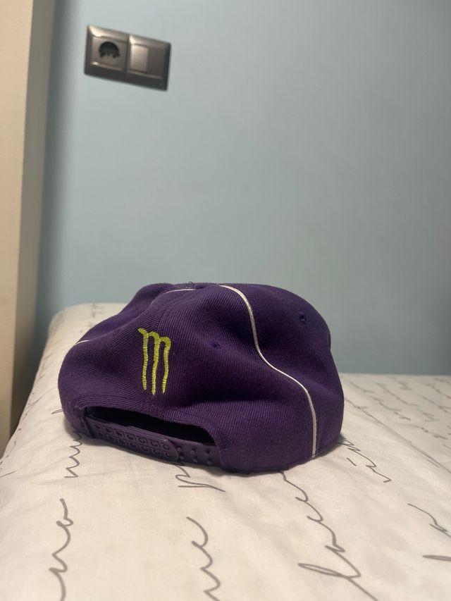 Gorra Monster Energy Púrpura Rayas Blancas