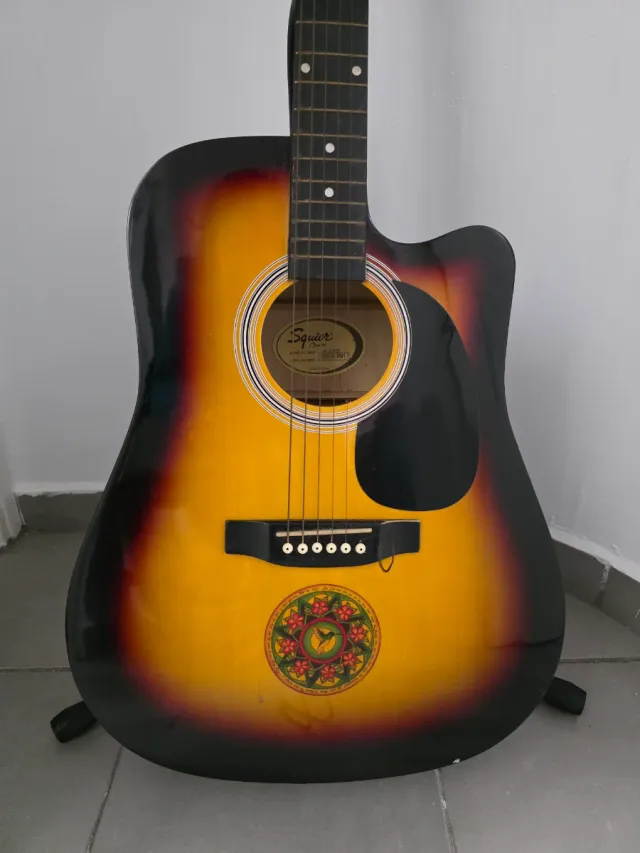 Guitarra Acústica Squier SA-105CE + Soporte