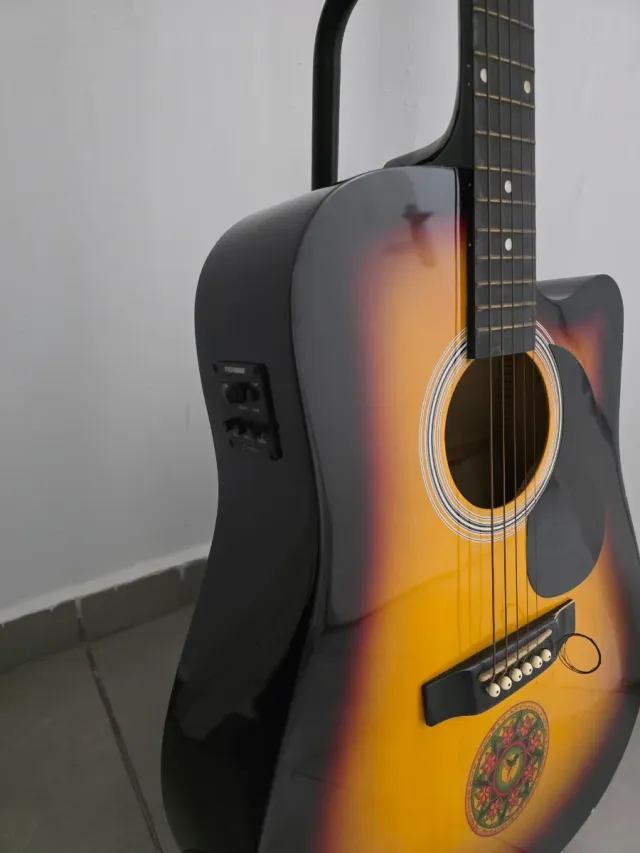 Guitarra Acústica Squier SA-105CE + Soporte