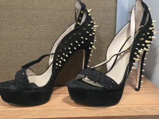 Zapatos de tacón negros con tachuelas doradas