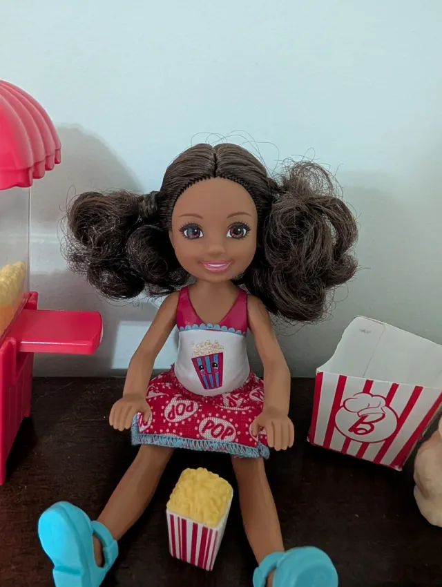 Muñeca Chelsea Barbie con carrito de palomitas