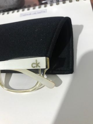 Gafas Calvin Klein con funda
