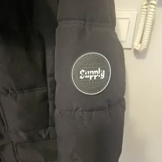 Abrigo largo niño marca Supply negro