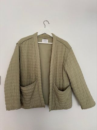 Chaqueta Zara entretiempo verde.