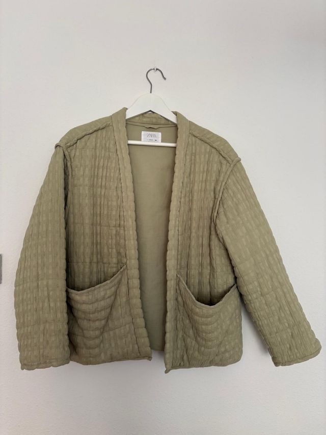 Chaqueta Zara entretiempo verde.