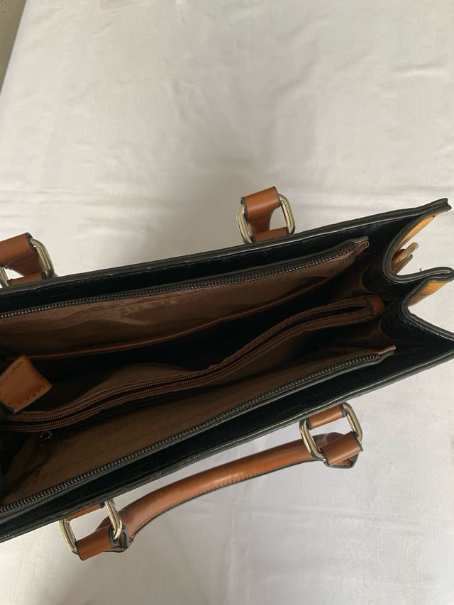 Bolso de piel negro y marrón