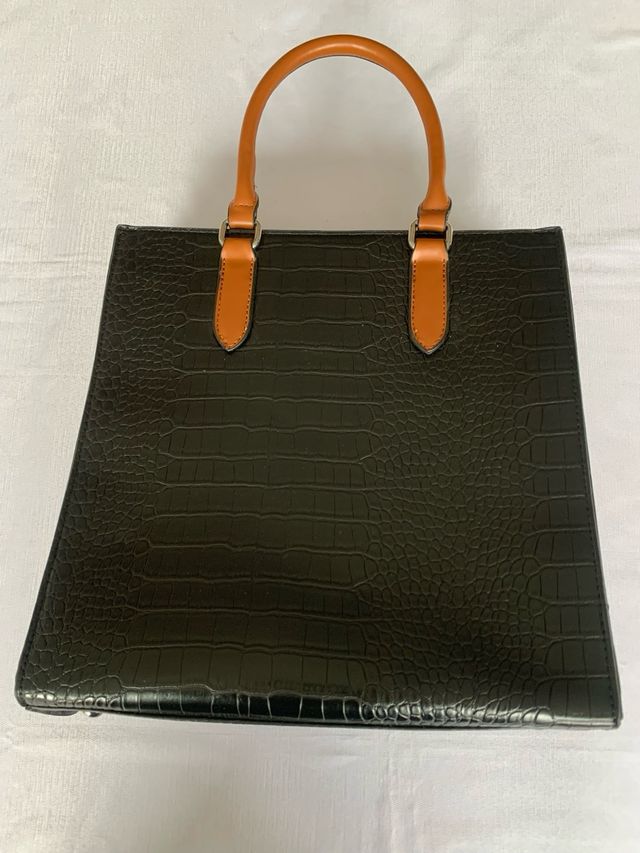 Bolso de piel negro y marrón