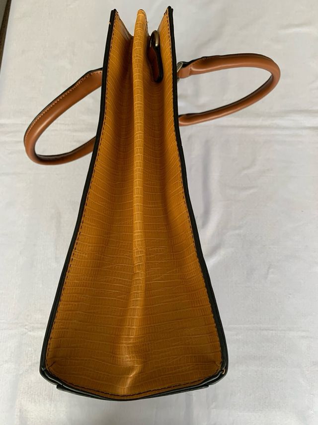 Bolso de piel negro y marrón