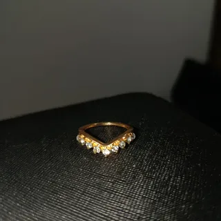 Anillo dorado con circonitas
