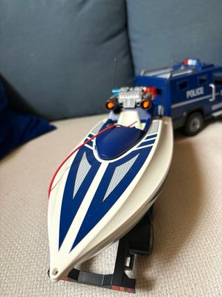 Furgoneta Policía con lancha y 2 muñecos Playmobil