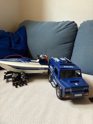 Furgoneta Policía con lancha y 2 muñecos Playmobil