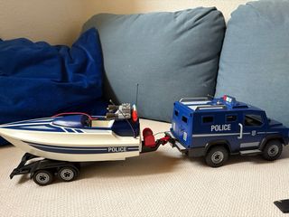 Furgoneta Policía con lancha y 2 muñecos Playmobil