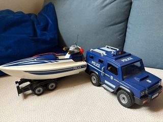 Furgoneta Policía con lancha y 2 muñecos Playmobil