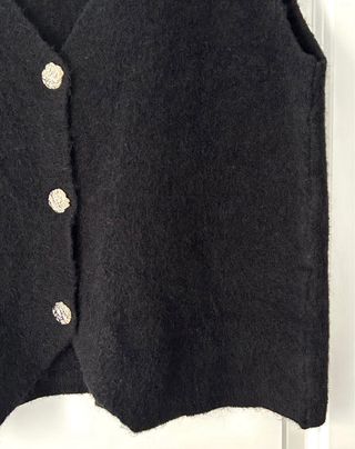 Chaleco negro botones joya