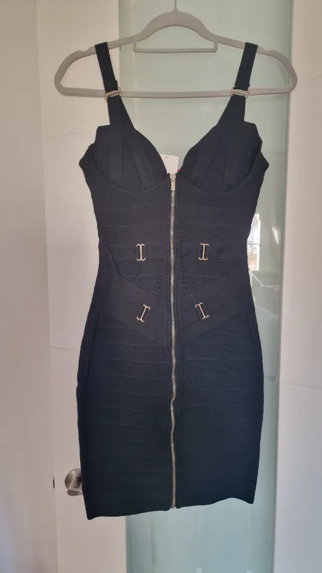 Vestido negro ajustado con cremallera