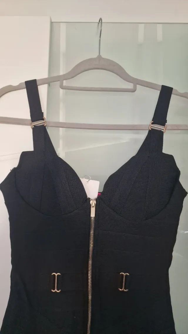 Vestido negro ajustado con cremallera