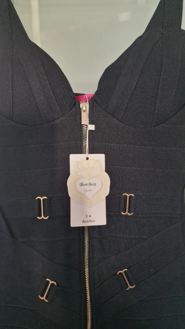 Vestido negro ajustado con cremallera