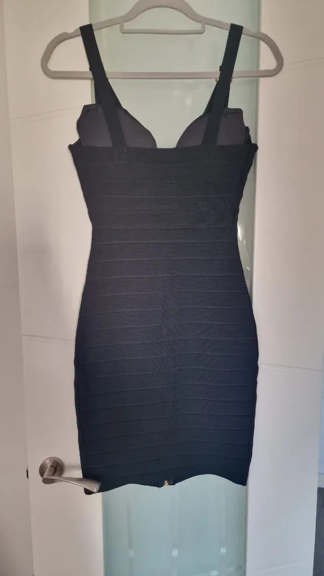 Vestido negro ajustado con cremallera