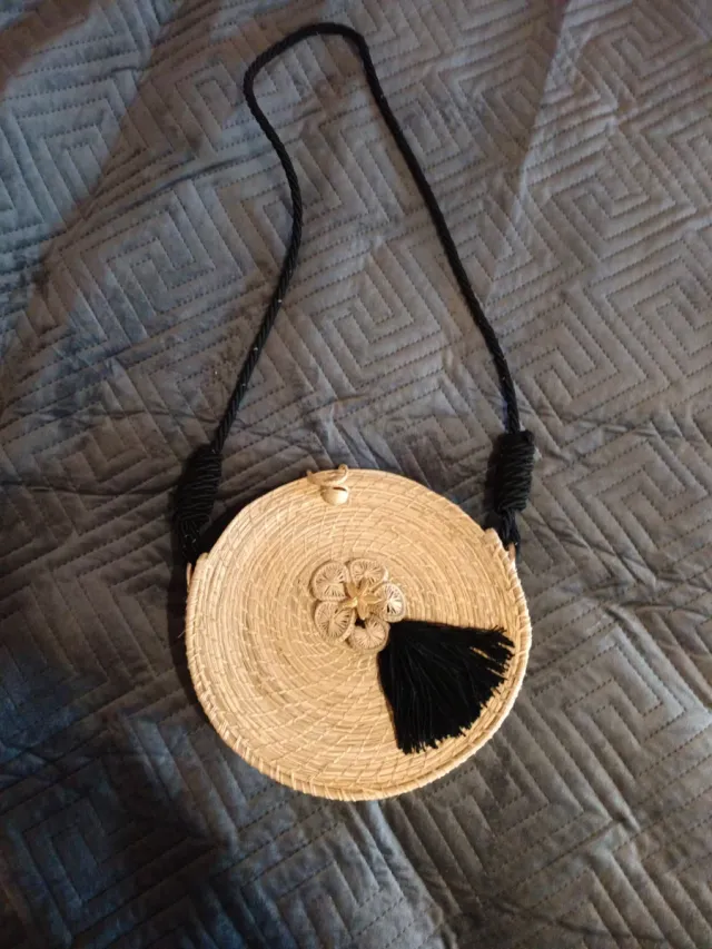 Bolso redondo de paja con flecos
