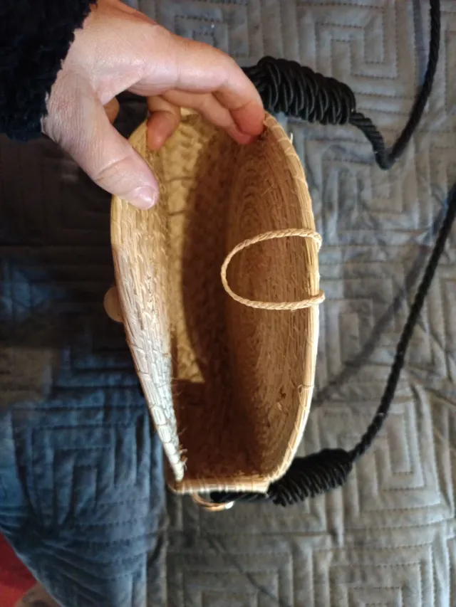 Bolso redondo de paja con flecos