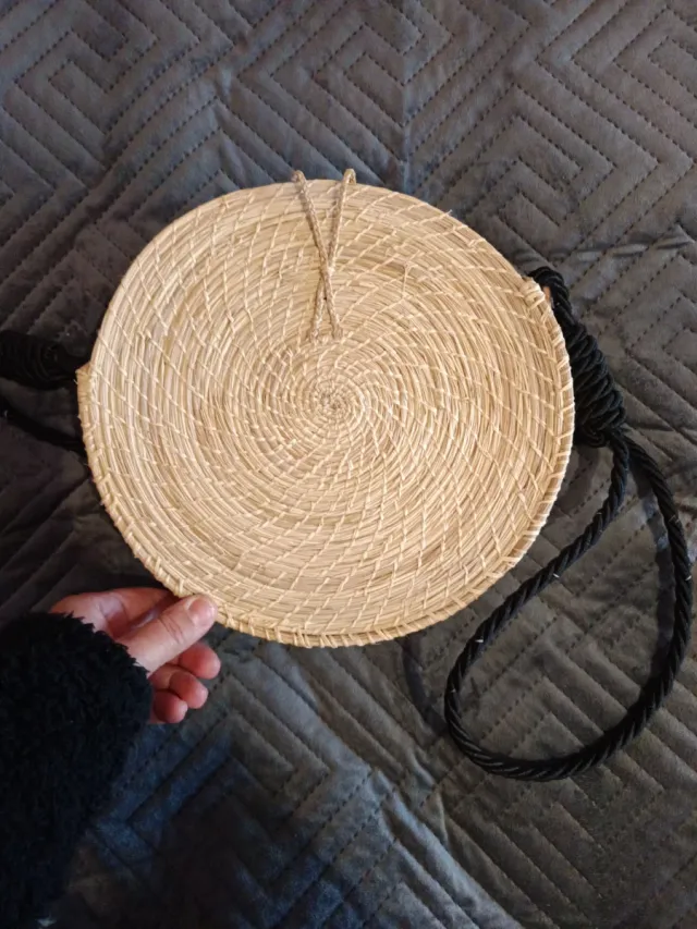 Bolso redondo de paja con flecos
