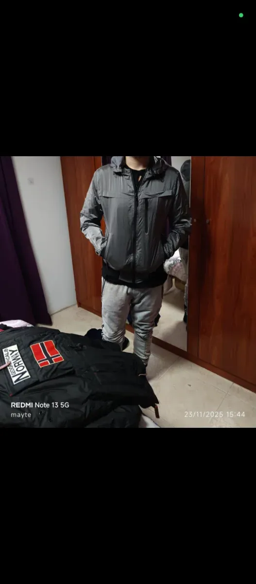 Chaqueta gris con capucha