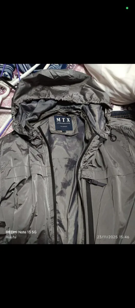 Chaqueta gris con capucha