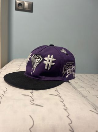 Gorra Morada y Negra con Diamantes