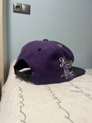 Gorra Morada y Negra con Diamantes