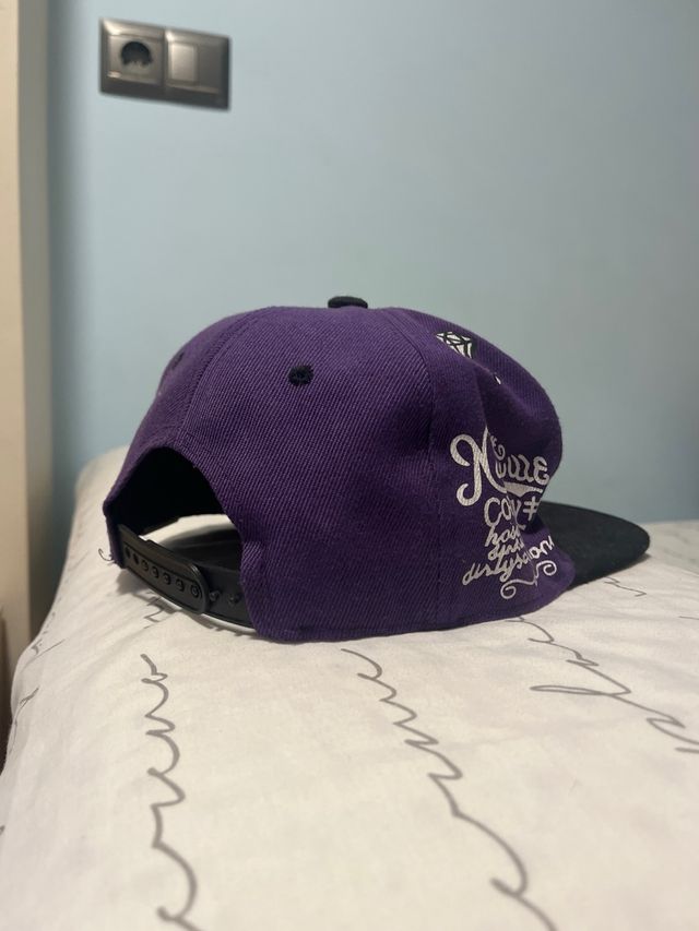 Gorra Morada y Negra con Diamantes