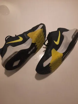 Zapatillas Nike Air Max Negras y Amarillas.