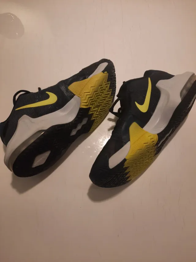 Zapatillas Nike Air Max Negras y Amarillas.