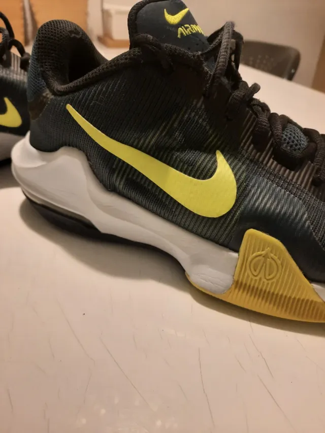 Zapatillas Nike Air Max Negras y Amarillas.