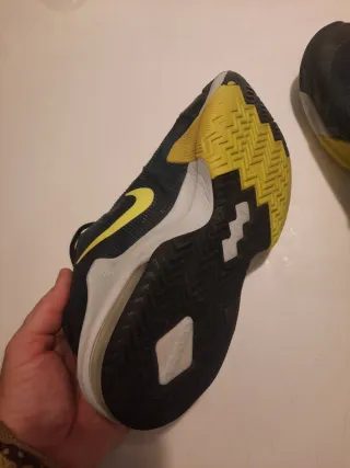 Zapatillas Nike Air Max Negras y Amarillas.