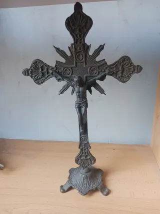 Crucifijo de mesa de metal vintage