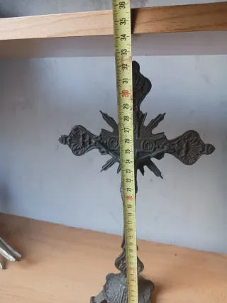 Crucifijo de mesa de metal vintage