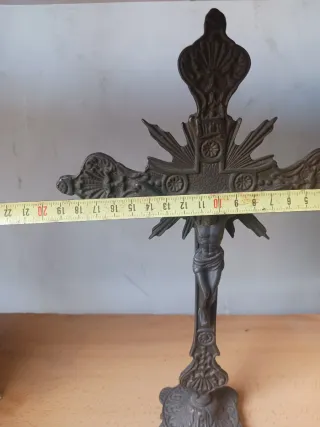 Crucifijo de mesa de metal vintage