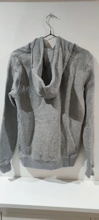 Sudadera Mister Tee gris con estampado.