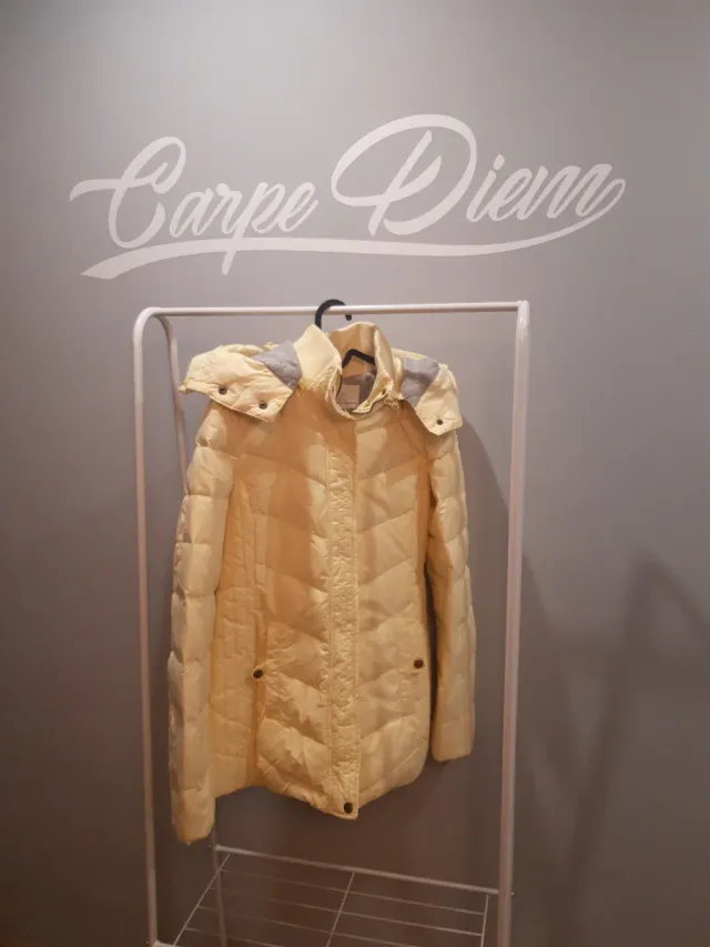 Abrigo de plumas amarillo pastel con capucha