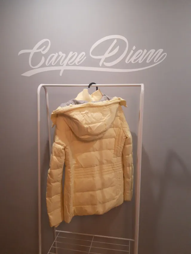 Abrigo de plumas amarillo pastel con capucha