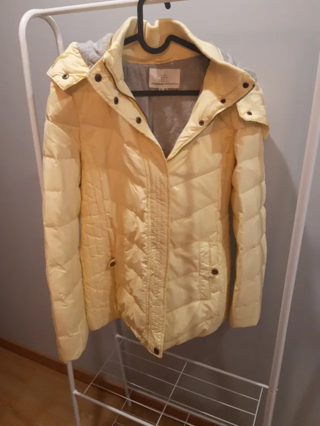 Abrigo de plumas amarillo pastel con capucha