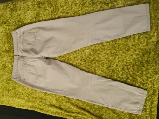 Pantalón de tela beige Formula Joven talla 40