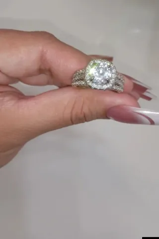 Anillo de compromiso con diamantes